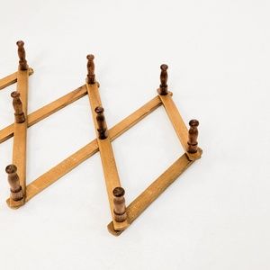 Expanding wood peg rack